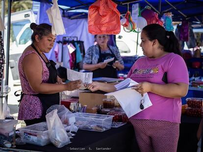 María Fernanda Núñez, vocera de la Coordinadora Rural, reparte revistas informativas en la feria Las Palmeras de Culiprán.