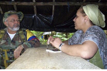 Piedad Córdoba conversa con Raúl Reyes, número dos de las FARC, en septiembre de 2007 en la selva colombiana.