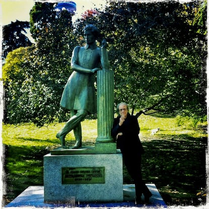 Luis Eduardo Aute, apoyado en 2011 en la estatua de Pushkin en el parque de la Fuente del Berro de Madrid, donde el Ayuntamiento colocará la placa en su honor.