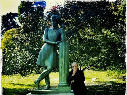 Luis Eduardo Aute, apoyado en 2011 en la estatua de Pushkin en el parque de la Fuente del Berro de Madrid, donde el Ayuntamiento colocará la placa en su honor.