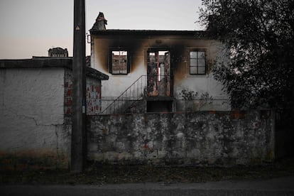 El agravamiento de la situación en los últimos días ha hecho que el primer ministro, António Costa, y el presidente de la República, Marcelo Rebelo de Sousa, suspendiesen sus viajes oficiales a Mozambique y Nueva York.  En la imagen, una vivienda de Freixianda (centro del país) arrasada por el fuego en una fotografía tomada el 10 de julio.  