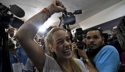 Lilian Tintori, esposa de Leopoldo López, celebra a vitória.