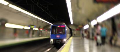 Un convoy del metro entra en una de las estaciones del suburbano madrileño.