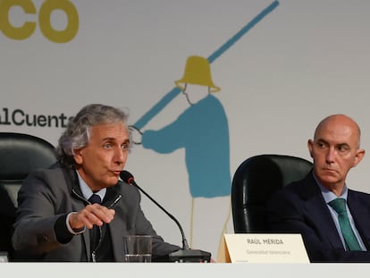 El director general de Medio Natural y Animal de la Generalitat Valenciana, Raúl Mérida, a la izquierda, y el concejal responsable de La Devesa-Albufera, José Gosálbez, este miércoles durante la conferencia internacional de humedales que se celebra en Valencia.