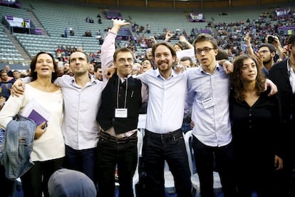 (i-d) Carolina Bescansa, Luis Alegre, Juan Carlos Monedero, Pablo Iglesias, Íñigo Errejón y Tania González, en la asamblea de Podemos en el Palacio de Vistalegre de Madrid, el 19 de octubre de 2014.