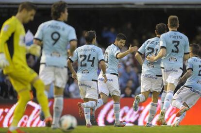 Nolito celebra el gol de la victoria con sus compañeros.
