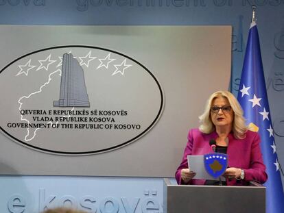 Edita Tahiri, ministra para el Di&aacute;logo con Belgrado, en rueda de prensa tras la asignaci&oacute;n del c&oacute;digo de Kosovo.