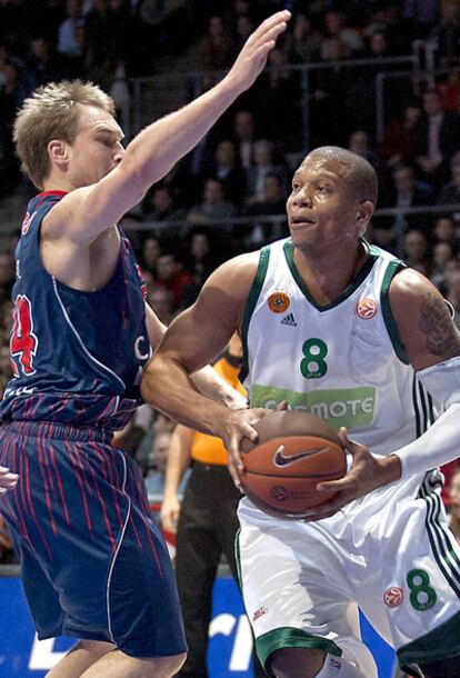 El alero estadounidense del Panathinaikos Mike Batiste con el balón ante Brad Oleson.