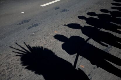 Indios participan en una manifestación frente a la sede del ministerio de Justicia en Brasilia (Brasil), el 29 de mayo de 2014.