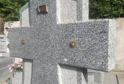 Lápida del cementerio parroquial de Fontanar de la que se ha sustraído un crucifijo.