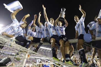 Diego Milito levanta la copa tras el triunfo del Racing