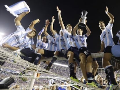 Diego Milito levanta la copa tras el triunfo del Racing