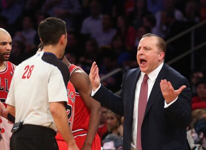 El técnico de los Bulls, Tom Thibodeau, protesta al árbitro una acción del partido.