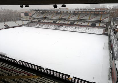 El estadio de Vallecas cubierto por la nieve del temporal Filomena.