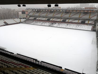 El estadio de Vallecas cubierto por la nieve del temporal Filomena.