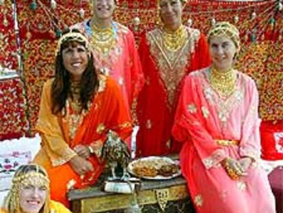 Tenistas de la WTA con los vestidos típicos de los Emiratos Árabes