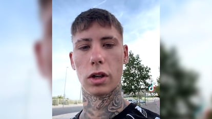 Captura de vídeo de TikTok del joven que explica que compagina dos trabajos para sacar a su familia adelante.