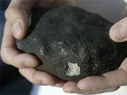 La roca espacial pesa 1,3 kilos.