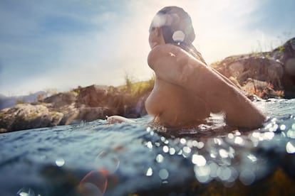 Una mujer haciendo toples en una piscina natural. Como el pezón no se distingue bien, no hemos tenido que retocar la imagen.