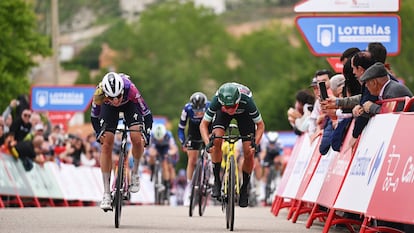 Mischa Bredewold y Marianne Vos esprintan en meta para ganar la etapa durante la 11ª La Vuelta Femenina este viernes.