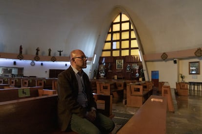 Antonio Mateos, dentro de la parroquia del Santo Cristo de la Agonía en la Ciudad de México.