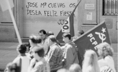Pintada en una calle de Bilbao: 'José María Cuevas (presidente de la CEOE) os desea una feliz fiesta', en la manifestación del Primero de Mayo de 1996.
