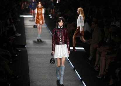 La tradición de marroquinería de la casa Louis Vuitton se deja sentir en la ropa. Aparecen faldas y cazadoras en piel de anguila formando rayas. Se combinan con botas en tejido vaquero o con el logotipo de la firma en rojo sobre negro.