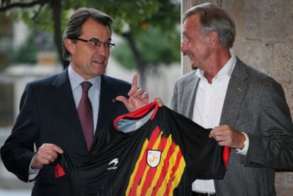 Artur Mas, presidente de la Generalitat, y Johan Cruyff.