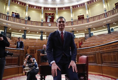 Pedro Sánchez posa ante los reporteros gráficos, momentos después de ser investido. 