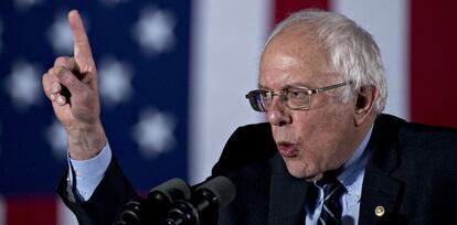 Bernie Sanders se dirige a sus votantes tras la victoria.