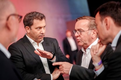 El nuevo líder del SPD alemán, el ministro de Finanzas Lars Klingbeil (izquierda), mira al ministro de Defensa, Boris Pistorius, durante el congreso del partido, el pasado día 28 de junio. 