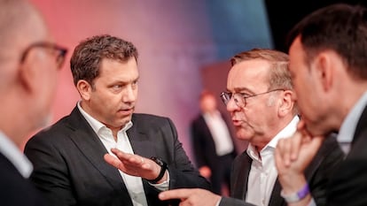 El nuevo líder del SPD alemán, el ministro de Finanzas Lars Klingbeil (izquierda), mira al ministro de Defensa, Boris Pistorius, durante el congreso del partido, el pasado día 28 de junio.