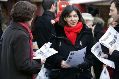 La socialista Anne Hidalgo reparte panfletos el sábado en París.