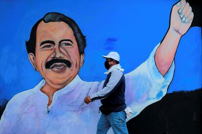 Un hombre camina frente a un mural de Daniel Ortega en Managua.