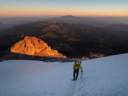 Un alpinista pujant un galciar al Pico de Orizaba.