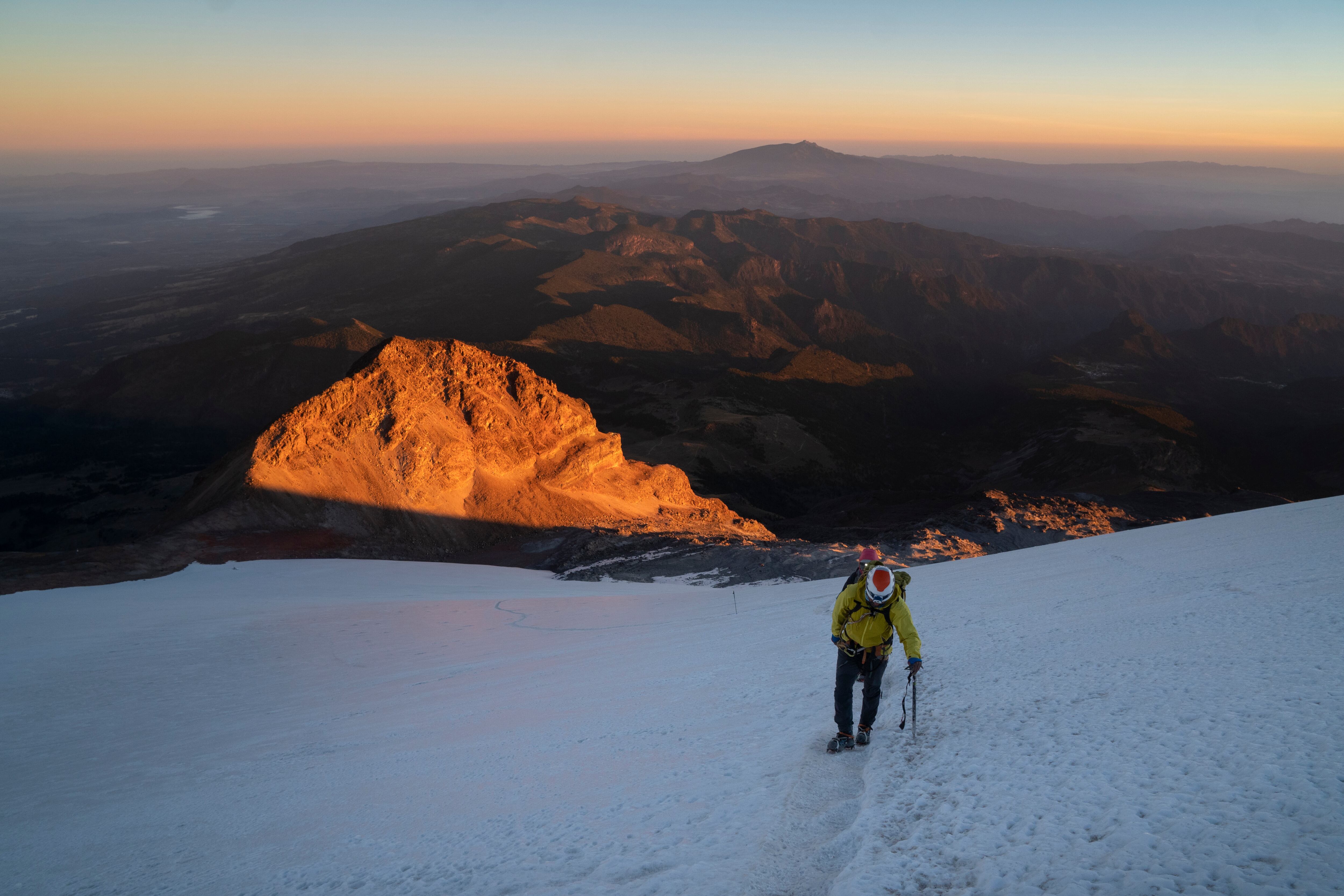 Una pareja sube el glaciar de Jamapa en el Pico de Orizaba, en abril de 2020.