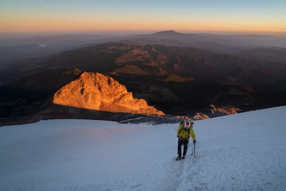 Una pareja sube el glaciar de Jamapa en el Pico de Orizaba, en abril de 2020.