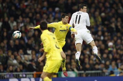 Bale salta por el bal&oacute;n junto a Bruno.