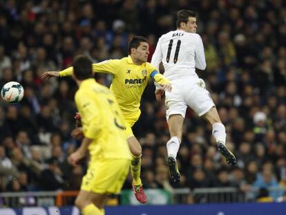 Bale salta por el balón junto a Bruno.