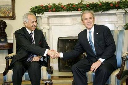 George W. Bush (derecha) saluda al embajador iraquí en Washington, Samir al Sumaydi, en el Despacho Oval.