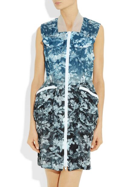 Otro vestido hawaiano en tonos azules. Es de Alexander Wang y se vende en Net-a-Porter por 660 euros.