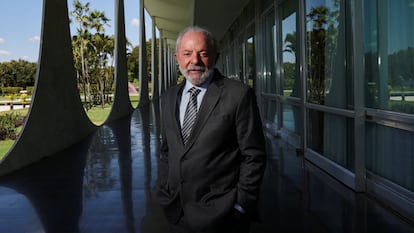 El presidente Lula posa en su residencia, el Palacio de Alvorada, en Brasilia, este miércoles.