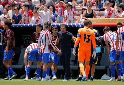 Simeone da instrucciones a los suyos este lunes.