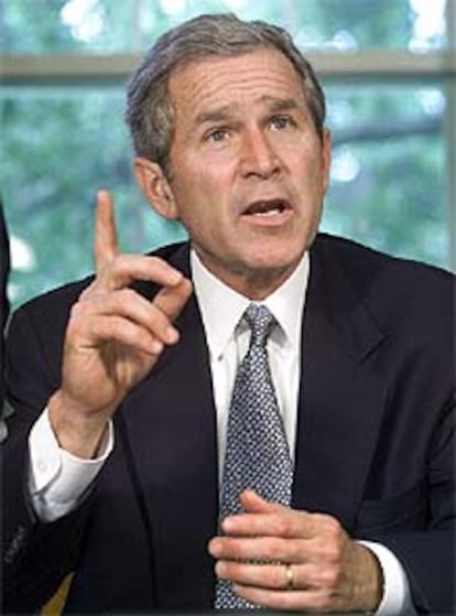 El presidente George Bush, ayer, durante una rueda de prensa en el despacho oval.