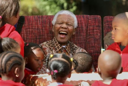 El expresidente Mandela celebra su 89 cumpleaños rodeado de los niños de la Nelson Mandela Children´s Foundation en Johanesburgo