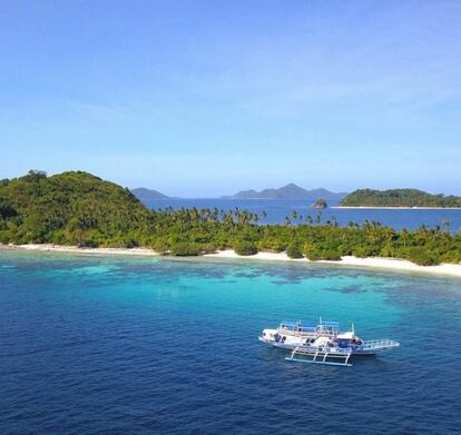 Hay veces que el lujo es simplemente desconectar. En las expediciones que hace Tao entre Corón y El Nido, los viajeros duermen en cabañas en islas desiertas, se desplazan en un pequeño barco y dedican su tiempo a bucear. Como si fuera una aventura de supervivientes, pero con excelente comida y una bebida fresca siempre disponible.