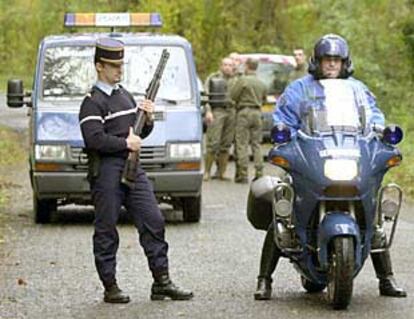 Gendarmes desplegados ayer en el sur de Francia en busca de los terroristas.