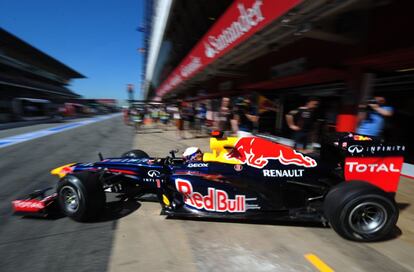 Sebastian Vettel, a bordo de su Red Bulla, sale a pista.