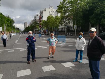 Julia Vega, Julio Cruz, Carmen Pozo y Agustín Rodríguez en su encuentro esta mañana en la calle de Menéndez Pelayo / L.R.A.