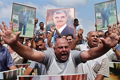 Seguidores de Rafik Hariri celebran en Sidón, ciudad natal del ex primer ministro, las detenciones de ayer.